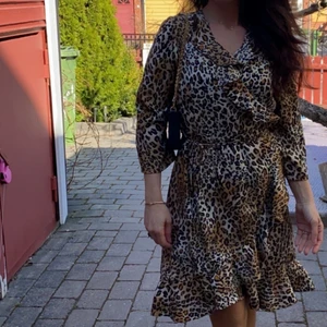 Klänning - En leopard klänning från Vero Moda i stl S/M Ny 