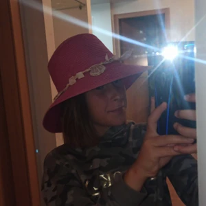 HM - En otrolig gullig strandhatt som har små snänkor som detalj. Tyvvär har den blivit för liten för mig så därför säljer jag den istället för att den ska ligga i garderoben!            Frakt: 45 kronor.