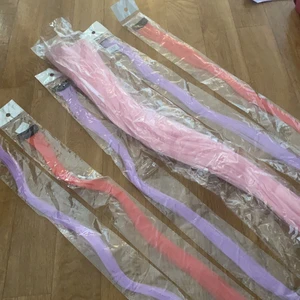Löshår  - Säljer dessa löshår, 8st lila, 9st mörkrosa/neonrosa och en stor rosa. Alla är oöppnade förutom den stora som jag endast tagit ut och kollat på. Super mjukt och skönt material, inte plastigt 
