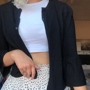 Svart kofta från Vero Moda! - Jättesöt och mysig kortare kofta från Vero Moda med lite bredare armar mot slutet! Kan användas året om och är snygg till allt😍 Kan även knäppas upptill om man vill det! 80kr + frakt 💃🏼