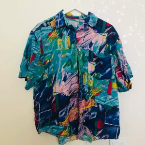 Artsy skjorta 👽 - Snygga skjorta som jag köpte här på plick. Bra skick! 🙂