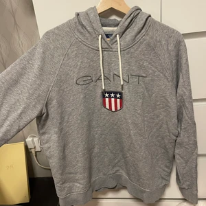 Gant hoddie  - Gant hoddie i storlek Xl från dam. Skulle säga stor M eller en Normal L. Nypriset på denna är 1099kr men säljer min för 300kr plus frakt. Använd ca 5 gånger då den blivit för liten. 😊