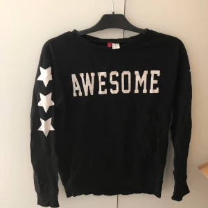 Tröja med tryck - Svart tröja med tryck i bra skick 