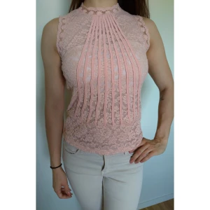 Puderrosa spetstopp  - Nyskick, aldrig använd. Det står på den M/L, men den sitter perfekt på mig som annars är S, så jag uppskattar storleken till S. Färgen är som på första bilden. Pm för fler bilder :)