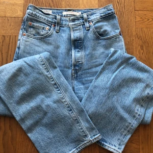 Levis jeans - Ljusblå Levis jeans i rak modell (ribcage straight 25) högmidjade!! I mycket fint skick :)