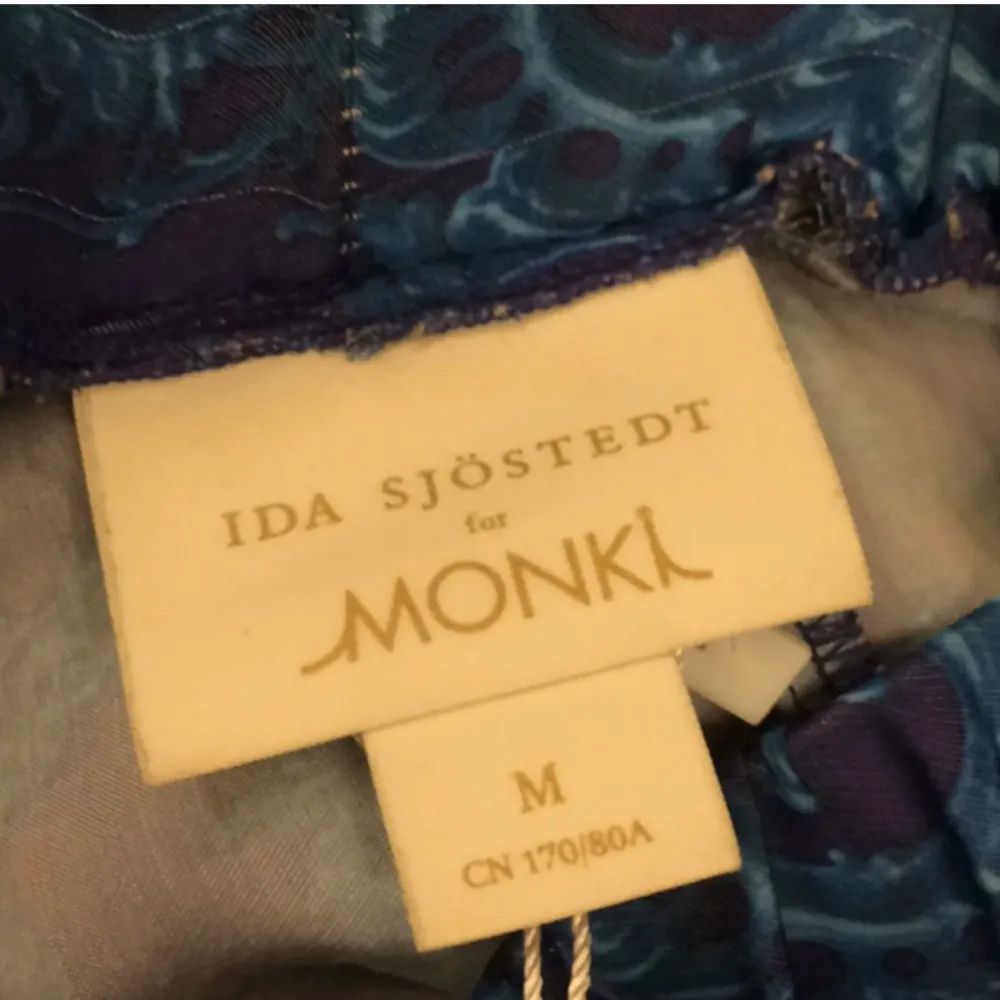Söker dessa byxor i strl M. Ida Sjöstedt for Monki. Bra begagnat skick funkar. . Jeans & Byxor.