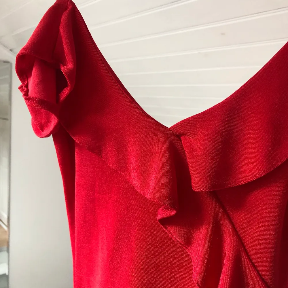 Drömmig röd body med volanger ❤️ Från Ginatricot i storlek Xs men är superstretchig. Perfekt till fest eller middag . Toppar.
