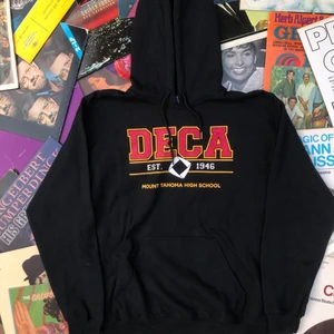 HOODIE!! 💿💿 - Riktigt najs college hoodie från Mount Tacoma High School i Tacoma Washington, gjord av Gildan. Tröjan är i bra skick, lite sliten i trycket men inget som skadar helheten av tröjan. Tröjan är M men skulle snarare säga att tröjan är en S. Tveka inte att höra av dig om du undrar något! Ord pris: 299kr ✌🏻💫🌱