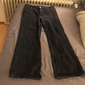 jeans från monki - välanvända. frakten är inräknad i priset.