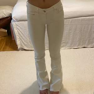 Vita flare jeans från Zara i storlek 34.