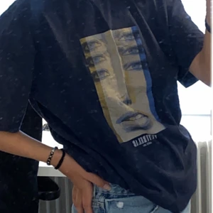 T-shirt med tryck - Jättesnygg T-shirt från pull & bear med tryck på (bara framsidan) i storlek M. Använd Max 5 gånger, passar också som en S såklart!💓