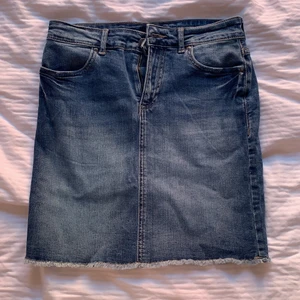 Tight kort jeanskjol stl S - Jätte fin jeanskjol från Vila. Knappt använd. Tight passform. Stl S. 