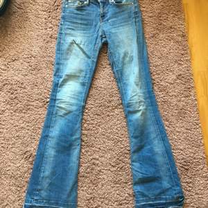 Snygga jeans från zara. Väl använda där av priset. De är supersköna och mycket utsvängda. De är även långa. Jag är 1,70 och de går till precis till marken. De är lagade mellan benen men det märks inte kan skicka bild på det. De är för små för mig därför säljer jag dem⚡️⚡️ 