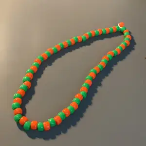 Halsband med orange och grönt💕Det är bra skick