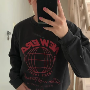 Sweatshirt  - En sweatshirt från missguided men köpt på Nelly i storlek M. Köparen står för frakten💖