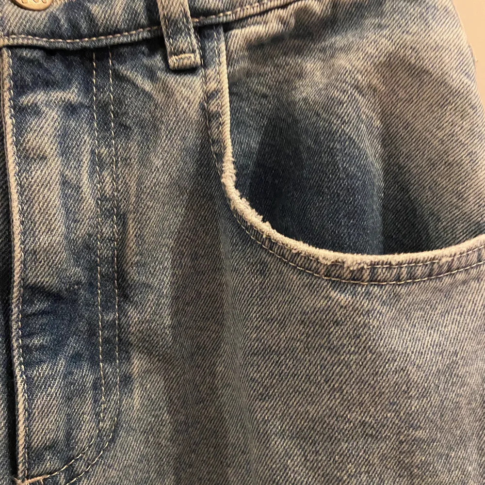 Säljer dessa snygga highwaisted reclaimed vintage jeans. Skriv i Dm om intresse, köparen står för frakt❤️❤️. Jeans & Byxor.