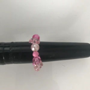 Egengjord ring  - Ringen är gjord av ståltråd och har rosa pärlor.🌸           Ringen är stängd och då inte justerbar men passa nästan alla fingrar!