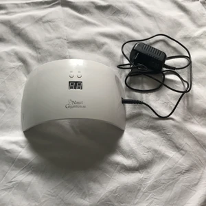 Uv lampa - UV-lampa till gelenaglar från nagelgiganten. Den är i bra skick. Skriv privat för mer information!