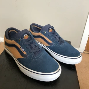 *Rare* Vintage Vans Old School. - Säljer mina Vans Old School, som jag har haft sedan 2013 och aldrig använt pga alldeles för små för mig. Dessa är Samples, och det finns troligen inte många andra likadana modeller. Storlek 9,5. Passar som strlk 42/43. Bra skick. 