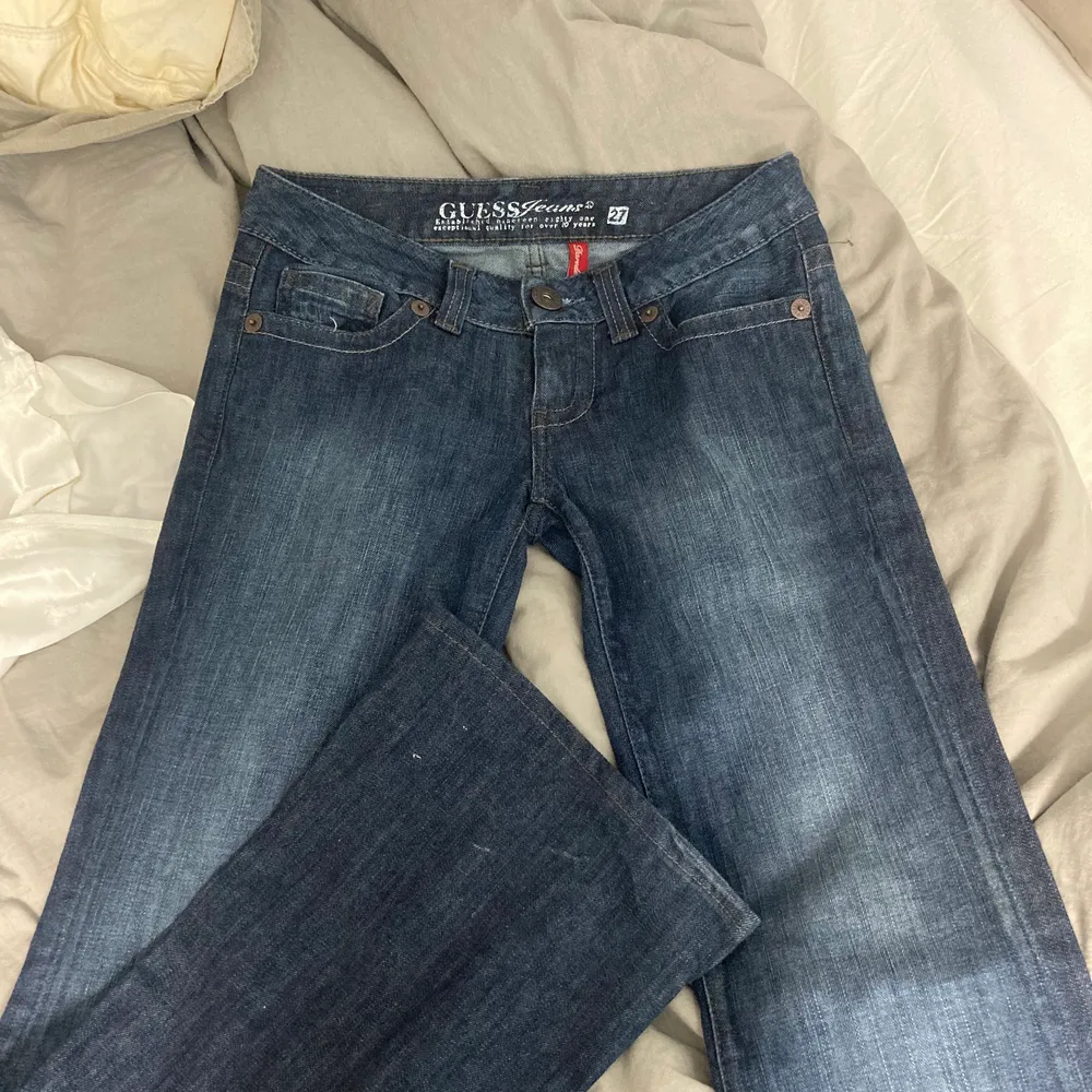 Skitsnygga lowwaisted jeans från Guess, Raka breda/ bootcut. Säljer då de är förstora för mig så kommer ej till användning tyvärr. Innerbenslängd 83cm. Skriv för mer info!☺️❤️. Jeans & Byxor.