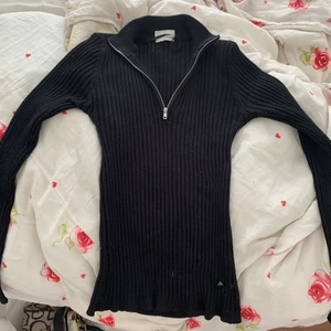Polo med dragkedja - Snygg tight polotröja med dragkedja, lite dammig just nu för den har legat i min garderob men tvättar såklart innan ja skickar🌷