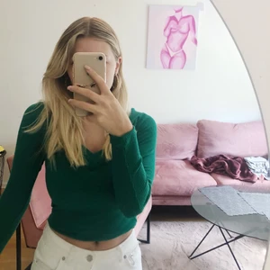 Topp - Storlek XS, färgen och tyget görs mest rättvisa på andra bilden!💚 frakt tillkommer!
