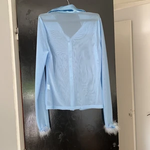Shein blus blå - Strl 38, size M. Passar en small bäst (right passform). Perfekt festblus, genomskinlig.
