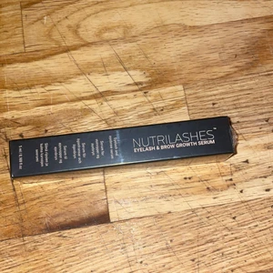 Fransserum  - Säljer detta helt nya fransserumet för 400kr ❤️ Bästa fransserumet jag använt och man får magiskt resultat efter 3 veckor 