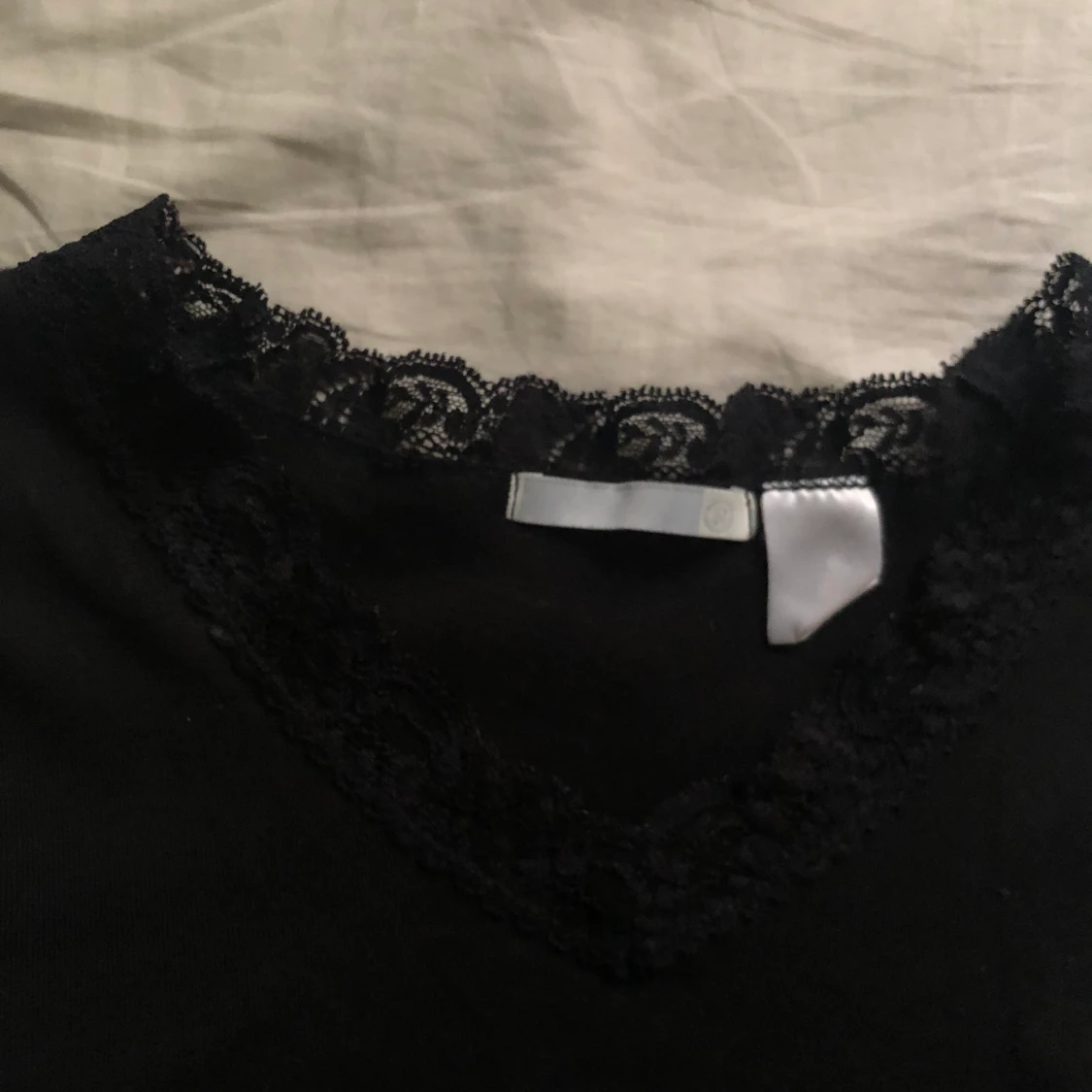 Svart linne med spets - 90