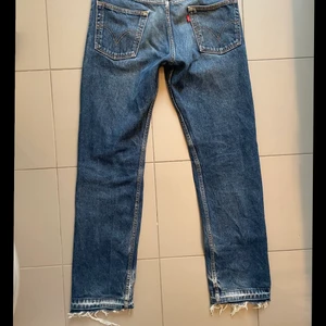 Levi’s 505 jeans. - Säljer min Levi’s jeans då de ej kommer till användning längre. Jeansen är I väldigt  bra skick och har inga fläckar. Köparen står för frakten(:
