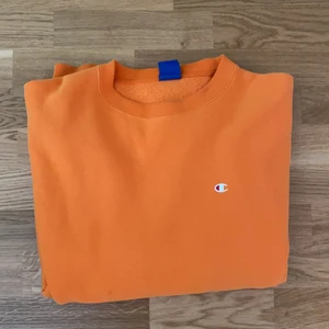 Champion sweatshirt  - Stor och mysig orange champion sweatshirt. Inte använt skick. Är köpt från Urban outfiters för 950kr. Säljer för att den inte kom till användning. Storlek L men är ganska oversized.