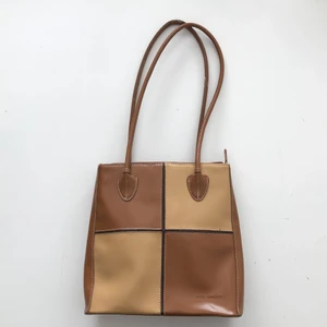 Vintage väska - Jätte fin axelremsväska som jag köpt second hand men inte kommit till användning så därför jag säljer den. Den är i använt men fint skick