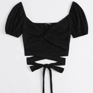 Topp - Superfin topp! Med knytning runt midjan💗 frakt ingår vid snabb affär. Nypris 130:- 