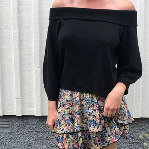 Tjocktröja - Svart offshoulder-tröja från H&M, aldrig använd. Strl M🖤 kan mötas eller frakta, OBS! Köpare står för frakt 💞