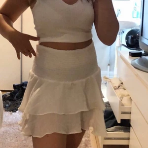 Vit volang kjol - Super fin volang kjol, har bara använt den i ca en gång och använder inte längre