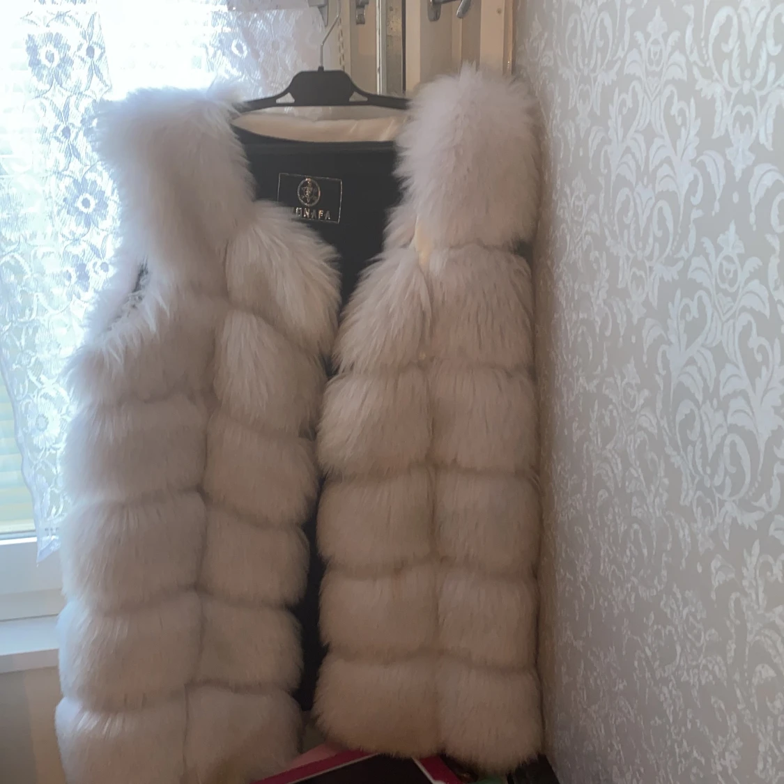 Vit pälsväst storlek M 