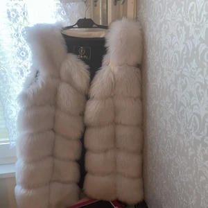 Vit pälsväst storlek M  - Väldigt bra skick, väldigt fin och mjuk päls använd vid 2 tillfällen. 