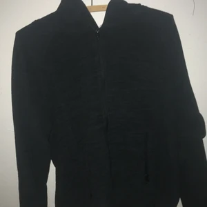 Fleecejacka  - Svart fleece jacka med lång hals och en huva