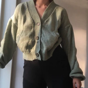 stickad tröja nakd - superfin stickad kofta med fickor från nakd! lite grönare än vad den ser ut på bilderna! 