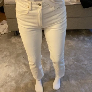 Vita jeans - Säljer nu mina vita jeans som endast är använda 1 gång😳. Byxorna är i stl 38, köpta från hm i nypris 300 kr. Skriv för mer info