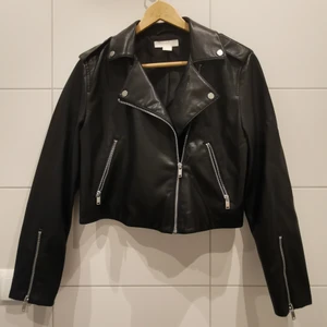 Croppad läderjacka - Croppad läderjacka från H&M i storlek 42. Använd 3-4 gånger 🖤✨ passar perfekt till kalla sommarkvällar och varma vårdagar. Gratis fakt 💌