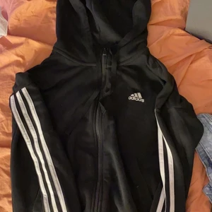 Svart adidas hoodie - Svart adidas hoodie med dragkedja. Köparen står för frakten!☺️