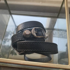 Balenciaga Armband - Hej! Nu säljer jag mitt balenciaga armband som jag köpt på här på plick men har tyvärr ej fått den användningen jag önskat! Det är i ett ok skick, ”låset” är det som är mest slitet på armbandet! Dessvärre så har jag varken äkthetsbevis eller box, däremot står det ett identifieringsnummer på insidan av armbandet som enligt den förra ägaren är ett bevis på att armbandet är äkta! ❤️ Om fler bilder önskas så kan jag lösa det i DM! 500kr + frakt eller högsta bud!❤️❤️❤️