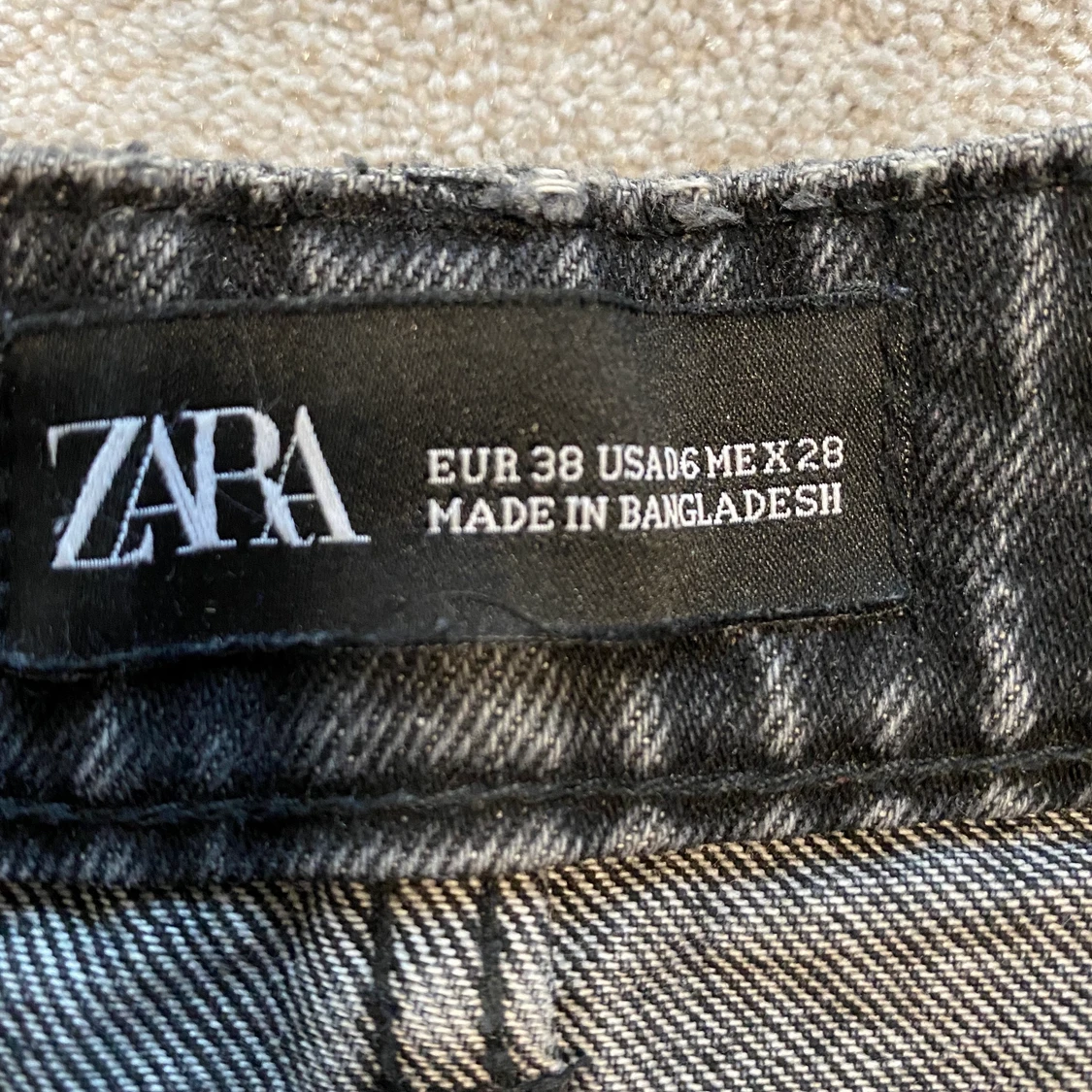 Svarta Zara Jeansshorts strl 38 - 91