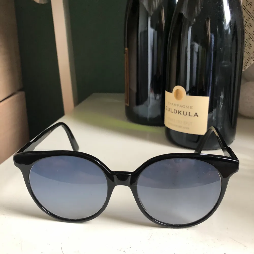 Säljer dessa assnygga, äkta solglasögon från Gucci då jag inte riktigt tycker att dem passar mig. Bud från 500🤩. Accessoarer.