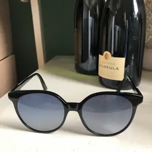 Säljer dessa assnygga, äkta solglasögon från Gucci då jag inte riktigt tycker att dem passar mig. Bud från 500🤩