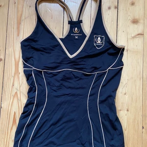 Wallderinska sportswear topp - Oanvänd topp för löpning etc. Ger en slimmad siluett och sitter bra. Storlek M men liten i storlek, har du  XS eller S passar den säkert. Svensk design . 