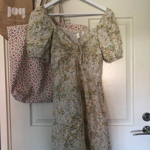 Klänning  - Super fin klänning köpt från hm för ca 3 månader sen  men kommer tyvärr inte till användning för mig. Använd en gång så jättebra skick. Storlek 34/ xs 