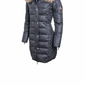ROCKANDBLUE dunjacka strl 34 - Dunjacka från ROCKANDBLUE i strl 34, använd en vinter. Kragen är i fuskpäls och jackan är i gott skick. Säljer för 1500 kr 🌸