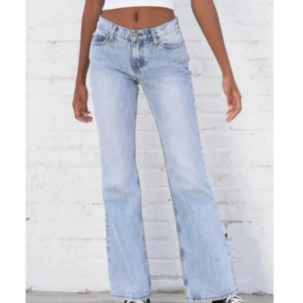Superfina jeans köpta här på plick som tyvvär inte passade mig. Står att storleken är S men skulle säga XS. sista bilden är förra säljarens. Köparen står för frakten! . Jeans & Byxor.